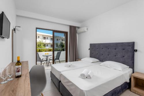 阿凡杜Afandou Blu的酒店客房设有一张床和一个阳台。