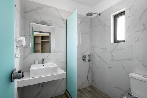 阿凡杜Afandou Blu的白色的浴室设有水槽和镜子