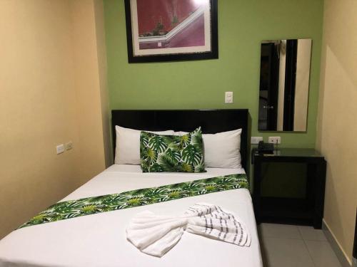 基布多Ayenda Hotel Ecosuite Quibdó的一间卧室配有一张床,床上还带有弓形领带