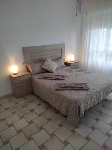 阿瓜杜尔塞Aguadulce playa的一间卧室配有一张带两盏灯的床。