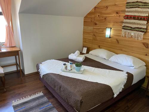 巴拉斯港8 Habitación Privada - Cama Matrimonial的一间卧室配有一张大床和木制床头板