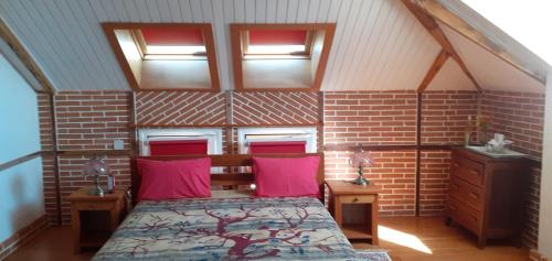 安齐拉贝Chambre d'Hôte Villa Maritampona的卧室配有砖墙内的床铺