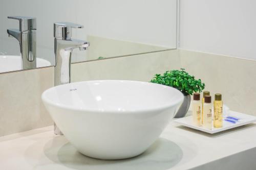 伊瓜苏Apartamento completo - Vila A的浴室内一个柜台上的白色碗水槽