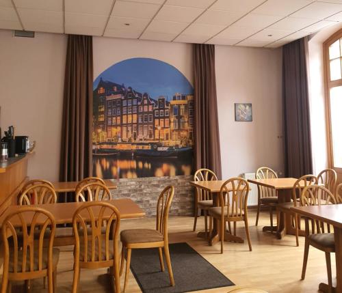 AugustdorfGasthaus Pension DÖRENKRUG - Restaurant的餐厅设有桌椅和大窗户。