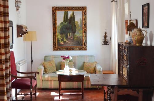 格拉纳达圣伊莎贝尔拉雷亚尔酒店的客厅配有沙发和桌子