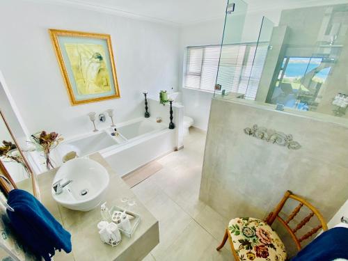 圣弗朗西斯湾My-konos的浴室配有水槽、淋浴和浴缸。