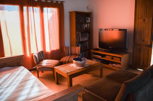 坦迪尔Casa Bordó, B & B的带沙发和电视的客厅