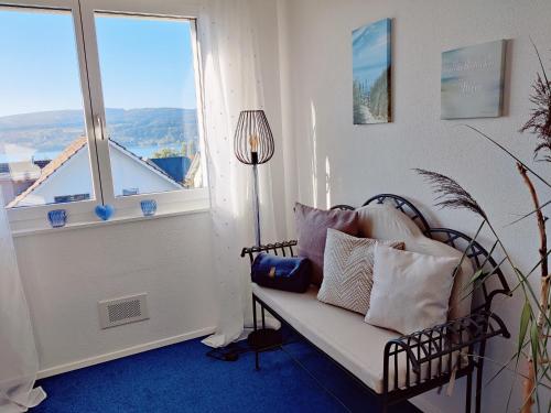 施泰克博恩Bed & Breakfast Lake View的客房设有带枕头的长凳和窗户。