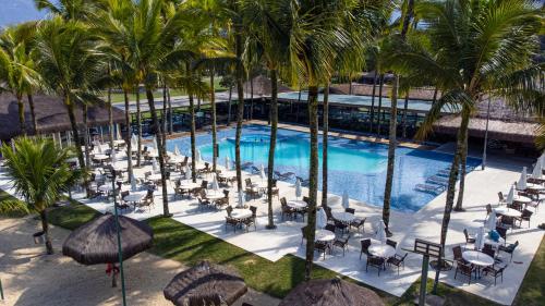 曼加拉蒂巴普托贝罗度假村和旅行酒店的享有带椅子和棕榈树的游泳池的顶部景致