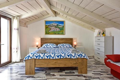 莫托文Villa Fragola的一间卧室配有一张床和一张红色的沙发