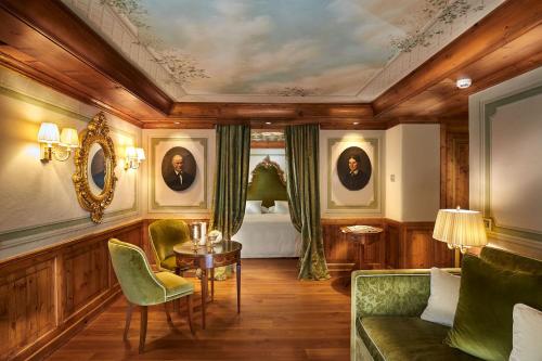 科涅米瑞蒙蒂酒店的客厅配有沙发、桌子和床。