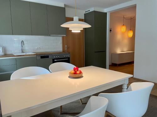 考恩台尔Schönes Apartment im Kaunertal的厨房配有一张桌子,上面放着一碗水果