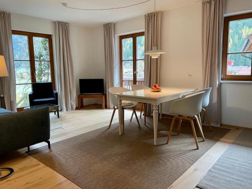 考恩台尔Schönes Apartment im Kaunertal的客厅设有餐桌和椅子