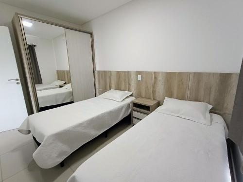 邦比尼亚斯Residencial Natália的一间医院间,配有两张床和镜子