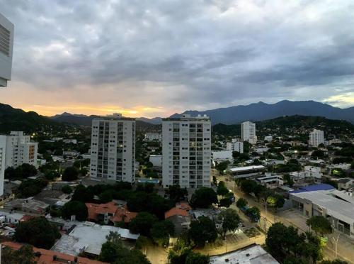 圣玛尔塔Nuevo, amoblado y las mejores vistas de amaneceres的一座有建筑和山脉背景的城市