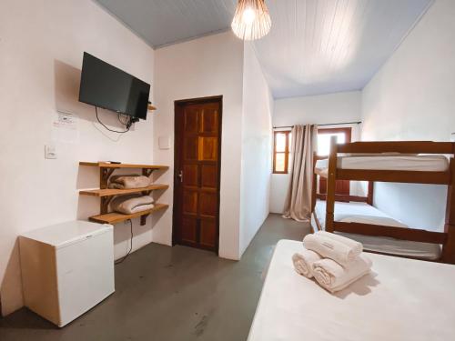 卡拉伊瓦Pousada Tamikuã的客房配有1张床和1张双层床。