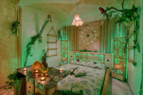 拉帕洛Re dream suite a tema - Rapallo的一间卧室配有一张床和一张桌子
