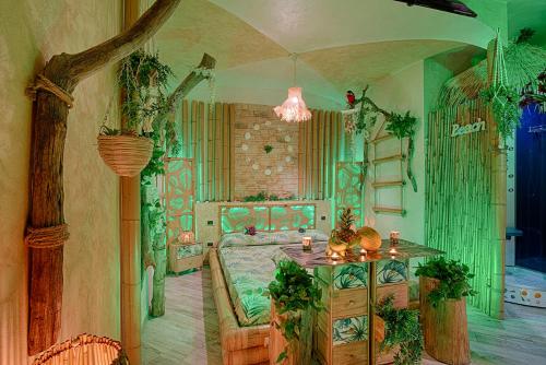 拉帕洛Re dream suite a tema - Rapallo的一间卧室配有一张床和一张植物桌子