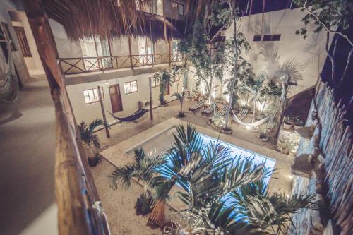 图卢姆Aldea San Lam - Oasis Of Tulum的享有建筑空中景色,设有植物游泳池