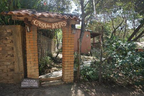 韦尔卡鲍Casa das Irmãs - Só Mulheres - Women Only的带有标志的砖砌建筑的入口