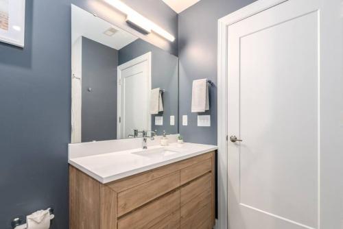 辛辛那提Soaring 2-Bedroom Parkside Loft Walkable to it All的一间带水槽和镜子的浴室
