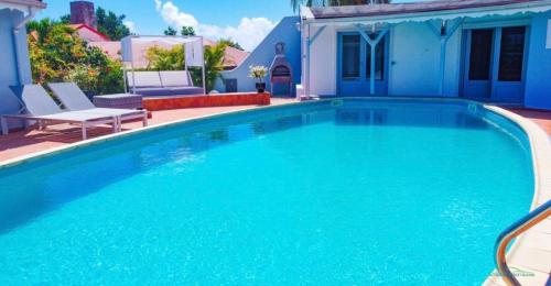 哥西尔Villa le Moulin - Didier BERVILLE的一座大蓝色游泳池,位于房子前