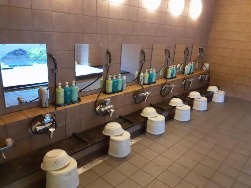 龟山龟山间路线酒店的一间设有一排盥洗盆和厕所的公共浴室