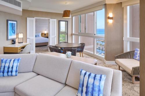 檀香山威基基普林斯酒店的带沙发的客厅和海景客房。