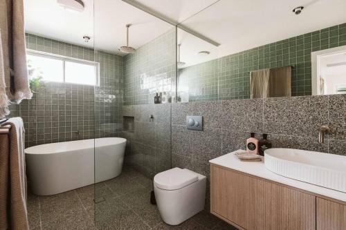 杰林冈Dunes on Sandy Wha的带浴缸、卫生间和盥洗盆的浴室