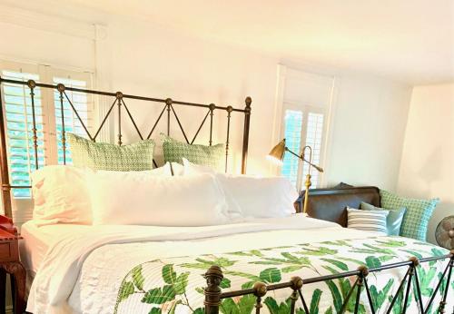 霍普港种植园住宿加早餐旅馆的一间卧室配有一张带绿色和白色枕头的大床