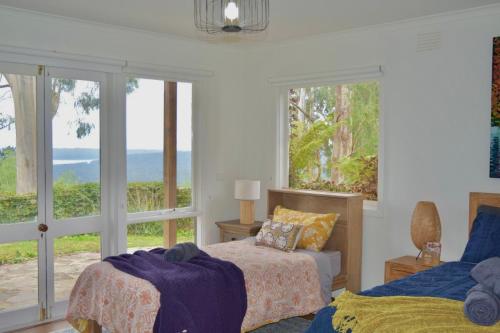 卡洛拉马Villa Panorama的一间带两张床的卧室,享有海景