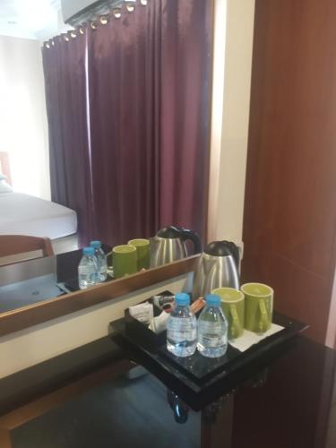 美娜多西里伯斯酒店的一间酒店客房,配有桌子和瓶装水