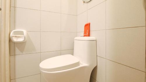 AtimonanRedDoorz La Sefa Hotel and Resort Atimonan的浴室设有卫生间,上面有橙色标志