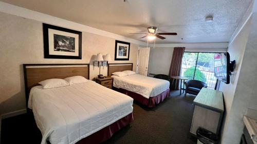 埃尔波特尔优胜美地景观酒店的酒店客房设有两张床和窗户。
