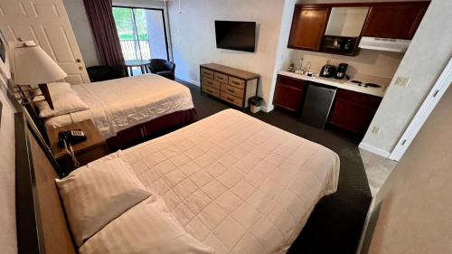 埃尔波特尔优胜美地景观酒店的酒店客房带两张床和厨房