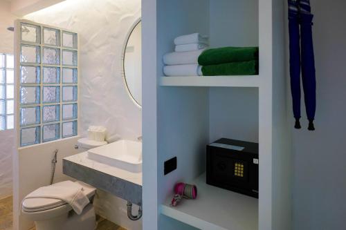 查汶苏梅岛那帖度假村的一间带水槽、卫生间和镜子的浴室