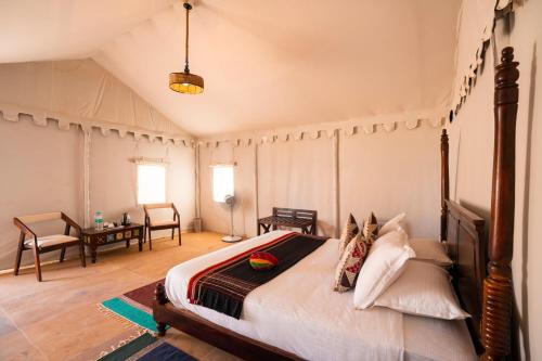 斋沙默尔Helsinki Desert Camp的一间卧室,卧室内配有一张大床