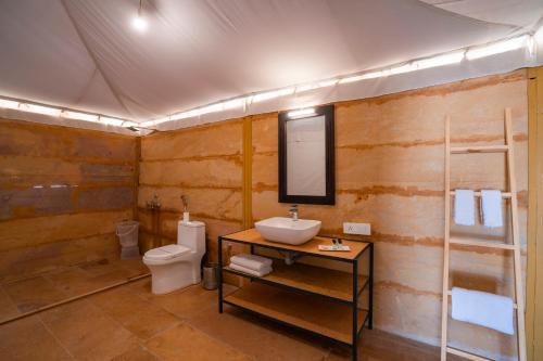 斋沙默尔Helsinki Desert Camp的一间带水槽和卫生间的浴室