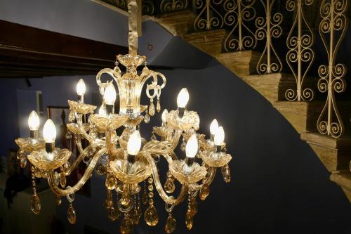 尼科西亚Madama Residence的一张带蜡烛的金色大吊灯