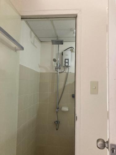 大雅台B123 Unit 1852 Prime Residences Tagaytay的带淋浴的浴室,带玻璃门
