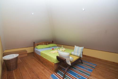 拉迪格岛Pension Michel Villa Roche Bois的卧室配有一张床和一张桌子及椅子