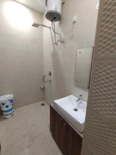 齐拉克普尔Hotel kartik的一间带水槽和镜子的浴室