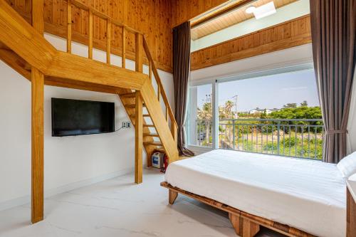 济州市Aewol Oceanstay的一间卧室设有一张双层床和大窗户。