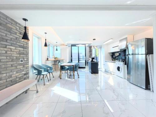 仁川市W Premium Guesthouse Incheon airport的厨房以及带砖墙的用餐室。