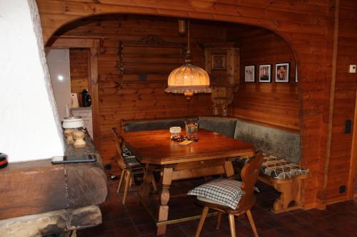 巴特劳特贝格Ferienhaus BIBERCHALET und BIBERBAU的木制用餐室配有木桌和椅子