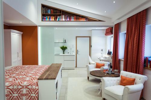 帕绍Passau - Suites的卧室配有一张床和一张桌子及椅子