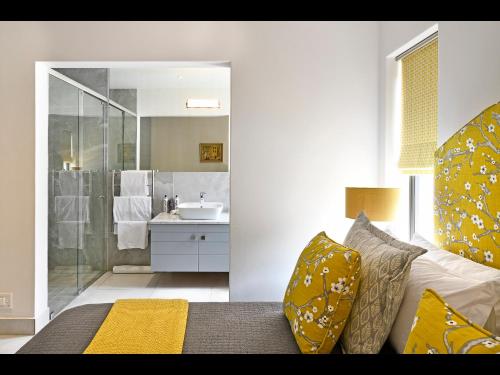 弗朗斯胡克Small Wonder的客房内的浴室设有床和水槽