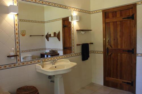 São DomingosMonte do Pinheirinho的一间带水槽和镜子的浴室