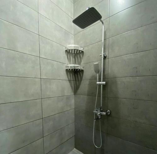 塔拉兹Sapphire hotels的浴室内配有淋浴和头顶淋浴
