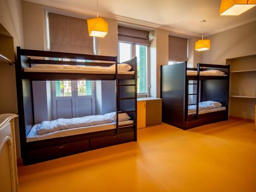 戛纳BANANA'S CAMP的两张双层床位于带灯的房间和一间带